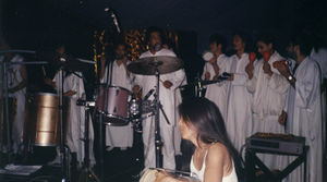 Buddha Hall, Pune, 2001 : Oshoba : left to right: Milarepa (big drum), Sw Sandesh (smaller drum), Sw Gutei (shaker), Sw Anand Nivedano (drums), Sw Abhivandan ( small drum), Japanese bass player (Ma Radha’s boyfriend), Sw Vatayan (maracas) & Sw Nirguno (cuíca drums)