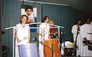Buddha Hall, Poona, 1998 : Milarepa, Marco, German Sw., Sat gyan, Nivedano and others (1 of 3)