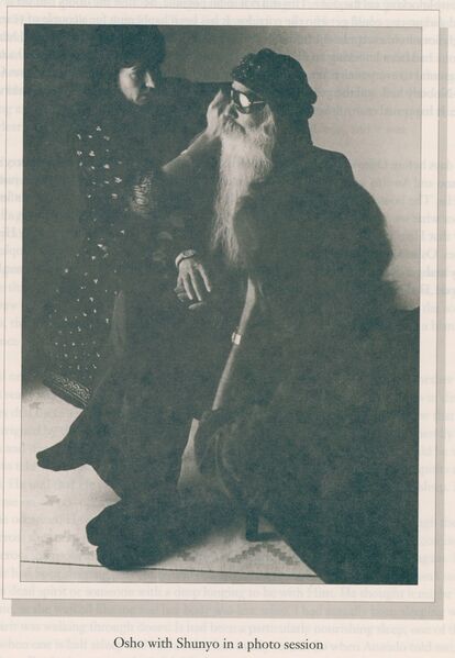 File:Diamond Days with Osho ; p.170 Osho with Shunyo in a photo session.jpg