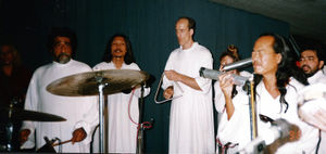 Buddha Hall, Poona, 1998 : Milarepa, Marco, German Sw., Sat gyan, Nivedano and others (3 of 3)