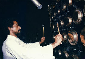 Buddha Hall, Poona, 1984 : Sw Anand Milarepa , Nivedano, Sw Deva Karunesh (piano)
